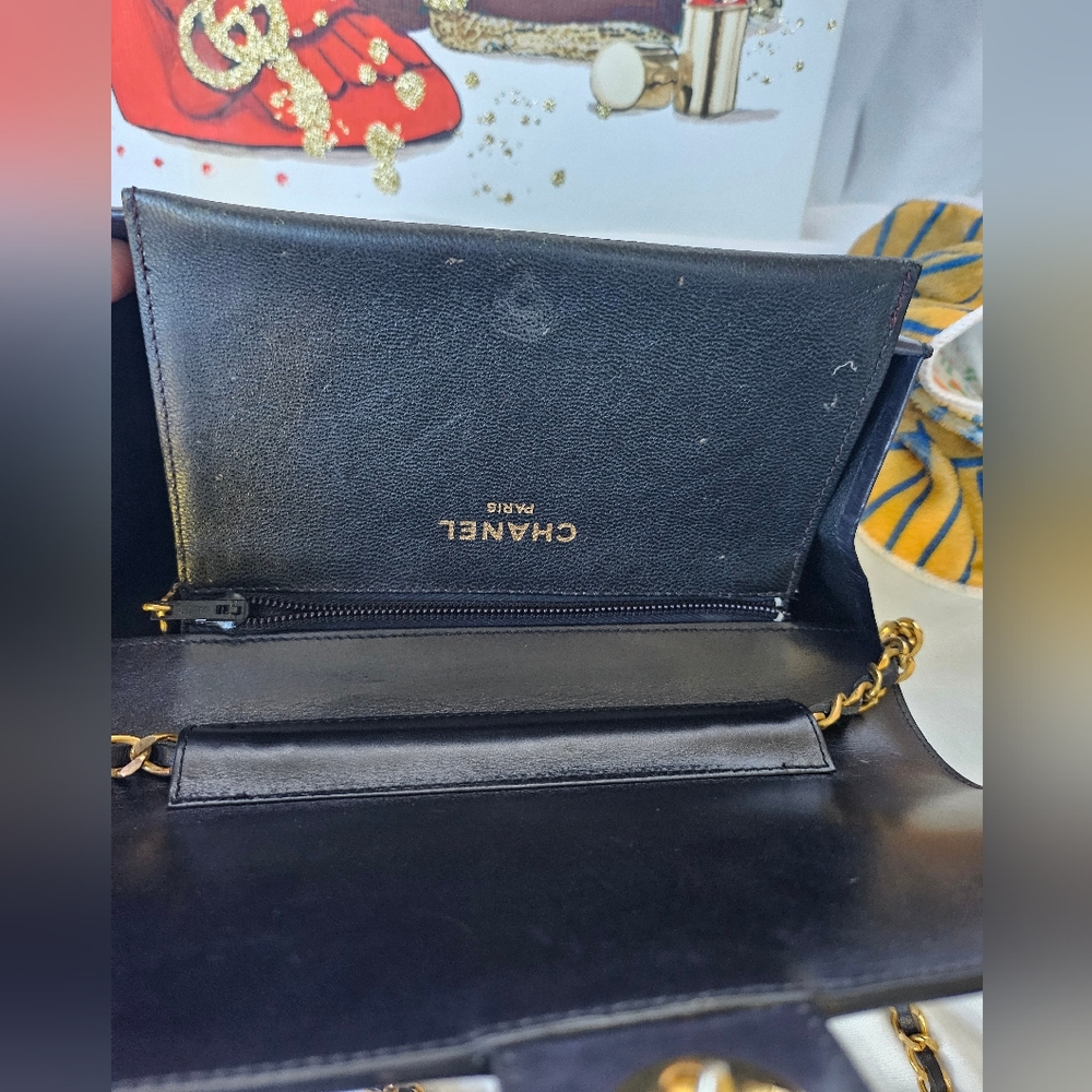 EUC vintage Chanel gold chain purse - Picture 9 of 17